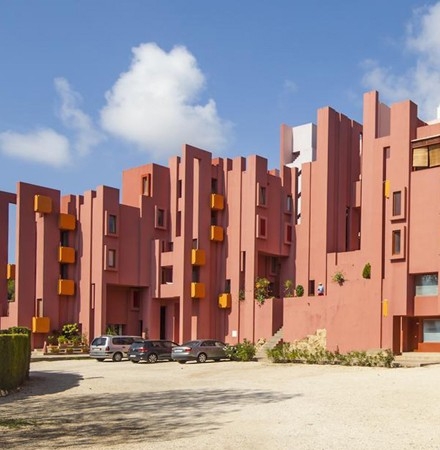 Colocación de placa do.co.mo.mo. Muralla Roja de Calpe. Visita guiada al complejo de la Manzanera + Acto homenaje
